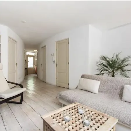 Bright, Great Located Daire
